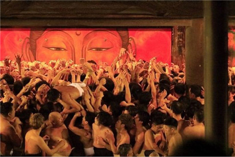 日本西大寺裸祭：虽用男人献祭，但每个人都想上手摸一摸第15张